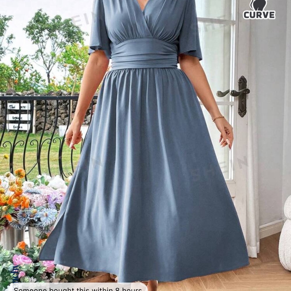Maxi dress with flowy elbow sleeves 💙